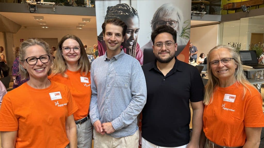 Gruppenfoto mit (v.l.n.r.): Kirsten Sommer, Lena Baltes, Constantin von Brackel-Schmidt, Emir Kučević und Kerstin Römhildt. Die drei Frauen tragen orangene T-Shirts, die Constantin ein hellblaues Hemd, Emir ein dunkelblaues Poloshirt.